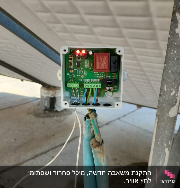 תיבת חיבורים עם לוח מעגלים וחוטים חשמליים